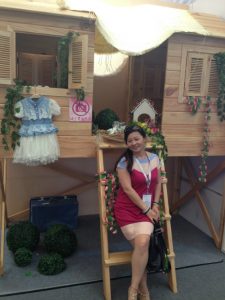 丰满的兰月姐在上海博览会参展