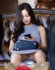 极品小少妇坐姿霸气，坐在她对面好幸福