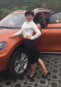 戴墨镜熟透的大姐，长的好有喜感