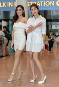 好养眼的俩个姐妹花，走到哪都是超高的回头率