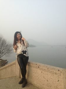 丰满的兰月姐穿紧身皮裤在湖边拍照