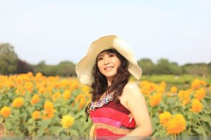 心情很好的性感阿姨在向日葵地里拍照片