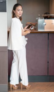 晚上找了2美妇开个房，准备斗一晚上地主