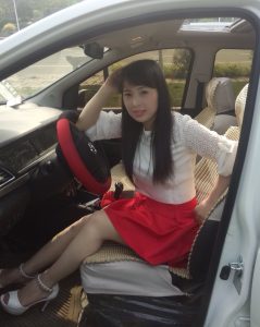 轻熟美人魏大姐又来一波，白衣红裙很是惹眼哦