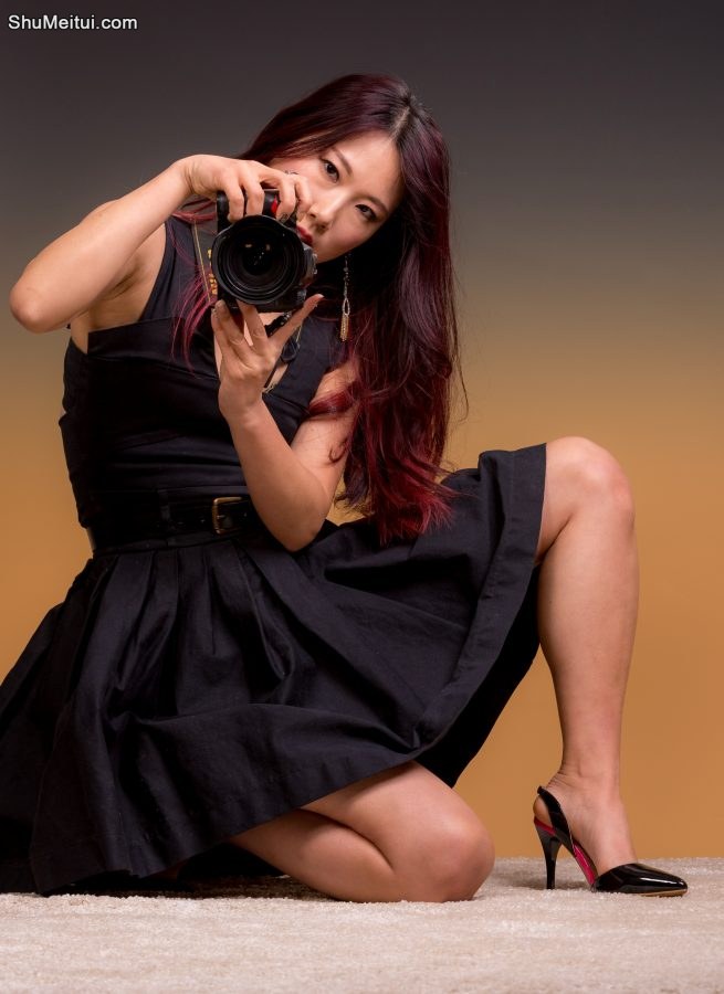 活力四射的熟妇辛迪，影棚内穿细高跟鞋拍写真[第16张/共19张]