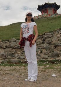 在青海旅行穿白裤骑牛的气质老师