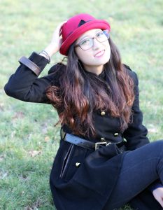 戴眼镜穿短靴的熟女，真是个迷人的妖精了