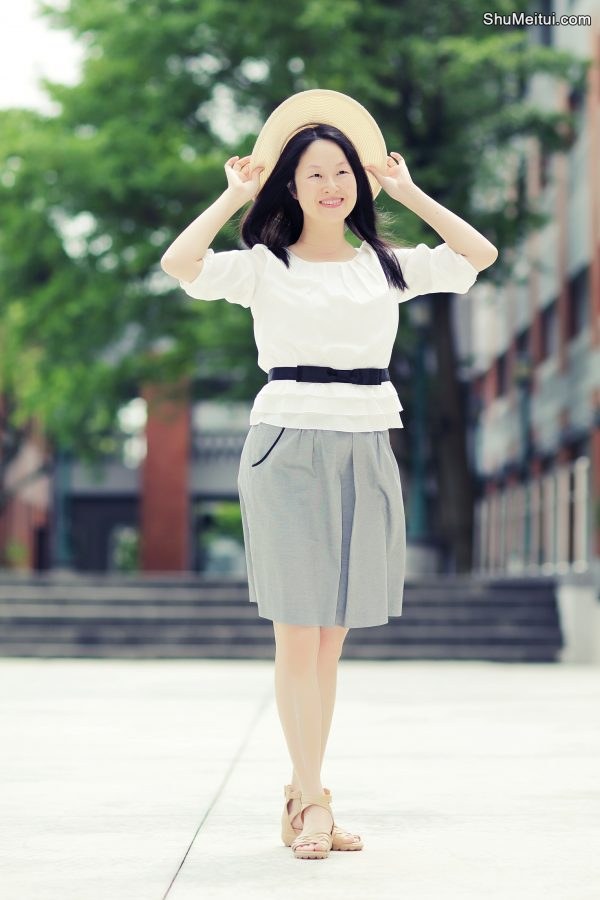 三十年后重返校园,气质优雅的Elin姐写真照片[第8张/共21张]