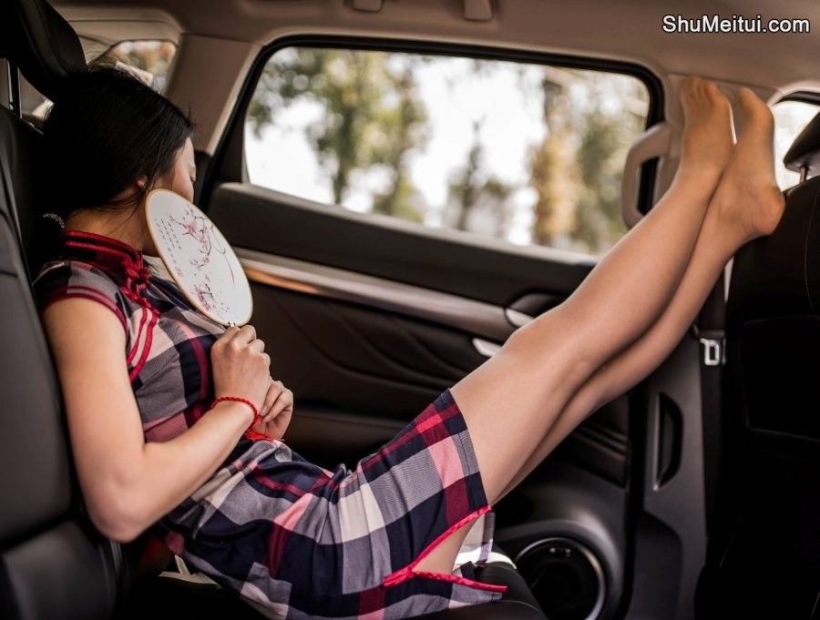 龙猫小姐姐这小旗袍穿的真好看,兄弟们给评个分[第4张/共23张]