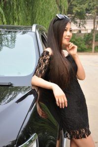 美丽人妻穿超短裙黑丝上阵，老头们眼都直了