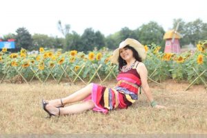 心情很好的性感阿姨在向日葵地里拍照片