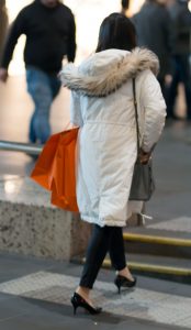 街拍极品气质美妇出马，脚上踩了细高跟鞋