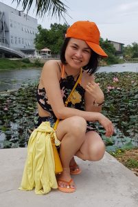 在海边光着脚玩水的熟妇