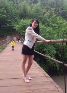 保养不赖的熟妇魏大姐携小公主出境，点个赞