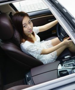 宝马年轻美妇小柯当车模来喽，不差钱就图上个镜