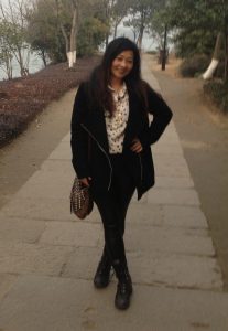 丰满的兰月姐穿紧身皮裤在湖边拍照