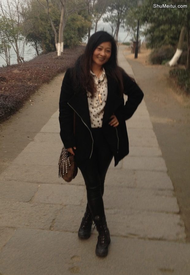 丰满的兰月姐穿紧身皮裤在湖边拍照[第3张/共33张]