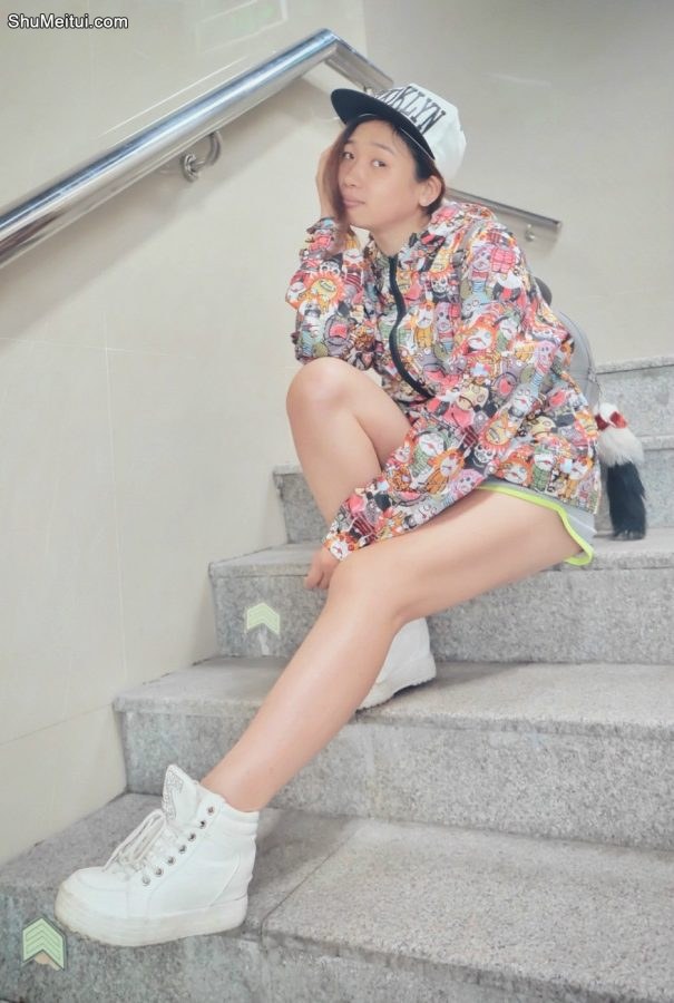 丰满的榴榴嫂彩虹裙大白腿[第19张/共29张]