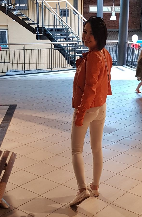 跟妻子美雅逛商场拍她的紧身白裤圆臀[第8张/共14张]