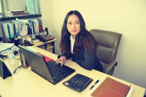 戴眼镜穿短靴的熟女，真是个迷人的妖精了