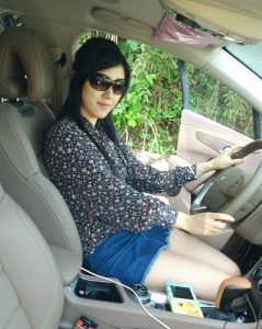 碎花短裙长腿美女保养得真不赖，兄弟们讨论讨论