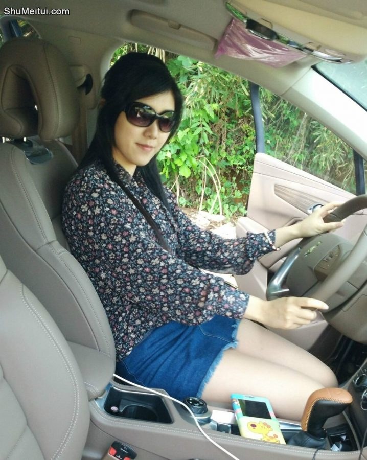 碎花短裙长腿美女保养得真不赖，兄弟们讨论讨论[第7张/共12张]