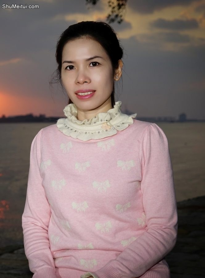 性感美妇王翠嫂来到海边浪一圈，有粉丝吗[第2张/共16张]