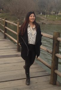 丰满的兰月姐穿紧身皮裤在湖边拍照