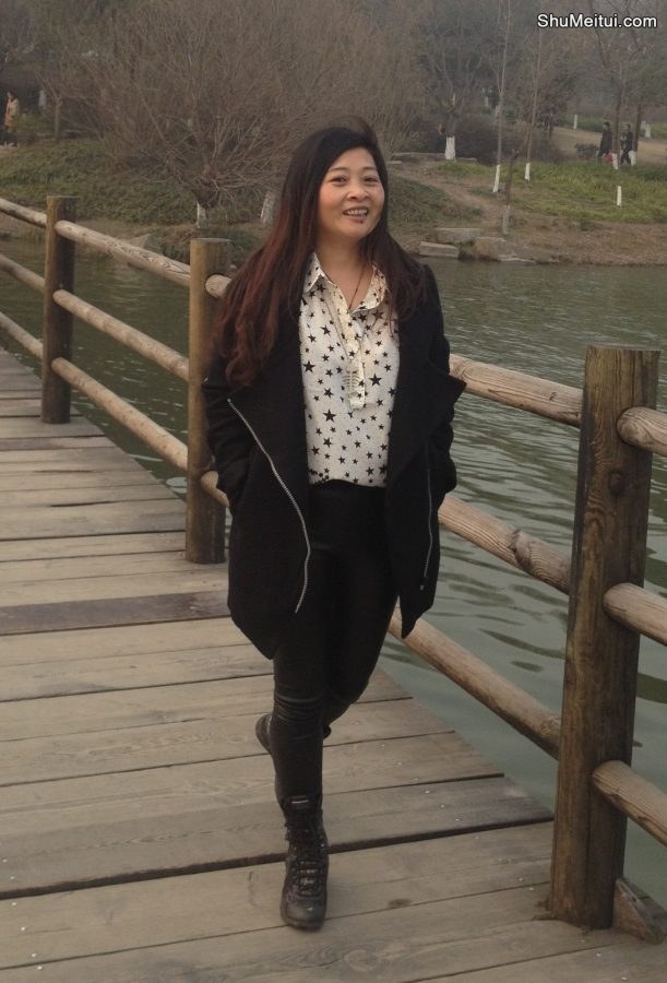 丰满的兰月姐穿紧身皮裤在湖边拍照[第1张/共33张]