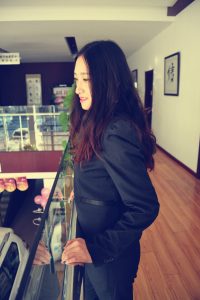 戴眼镜穿短靴的熟女，真是个迷人的妖精了