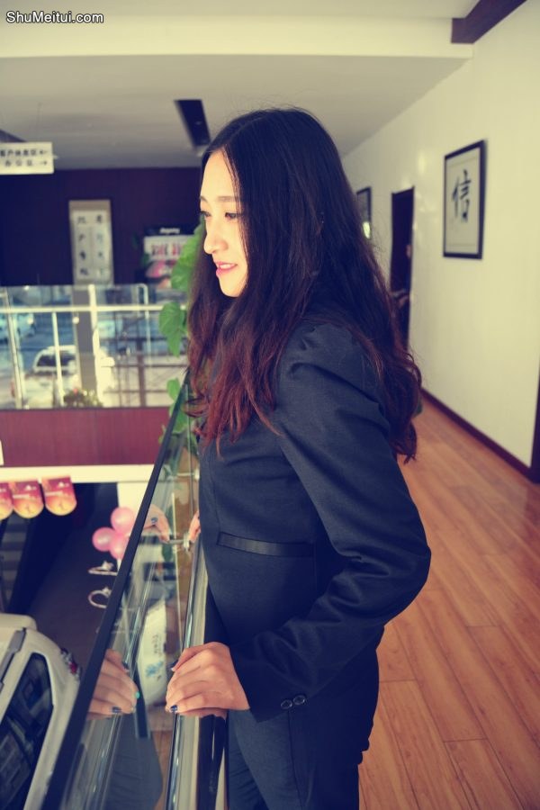 戴眼镜穿短靴的熟女，真是个迷人的妖精了[第2张/共37张]