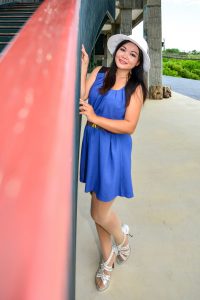 丰满的欣嫂拥有一双肥硕的肉丝腿