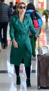 绿色风衣厚丝熟妇大姐大走路好霸气，妥妥的女总裁级别