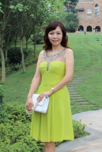 高贵的熟女知风姐性感礼服露美肩