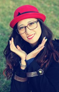 戴眼镜穿短靴的熟女，真是个迷人的妖精了