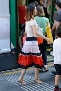 送儿子上校车的华裔气质美妇，这身材太苗条了