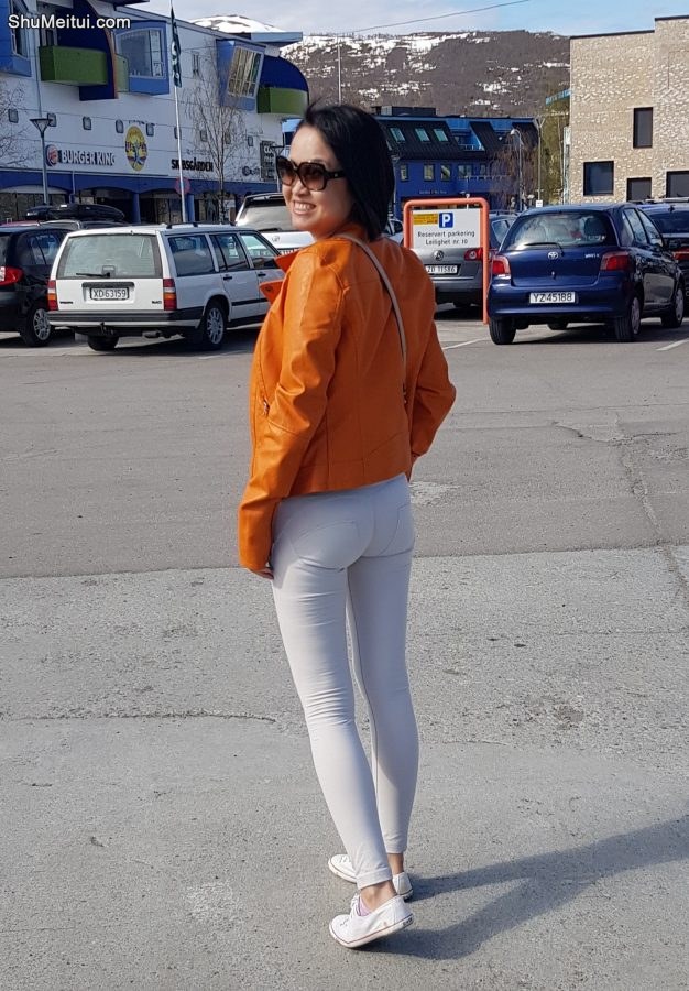 跟妻子美雅逛商场拍她的紧身白裤圆臀[第12张/共14张]