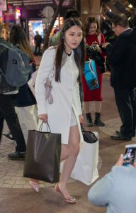 踩细高跟鞋购物归来的极品同事