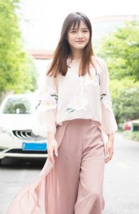 清纯甜美大美女也来媳妇车模了，真是靓呀