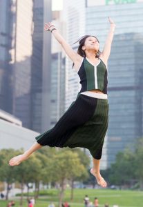 已为人妇的两闺蜜，多年不跳舞了，功底还在