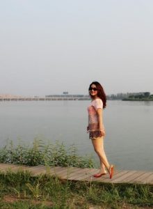 成熟气质姐姐在市郊外拍照片,她有一双丰满玉腿