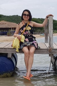 在海边光着脚玩水的熟妇