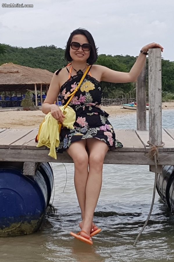 在海边光着脚玩水的熟妇[第7张/共12张]