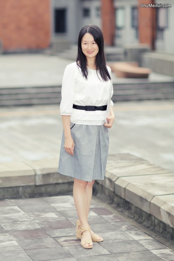 三十年后重返校园,气质优雅的Elin姐写真照片[第1张/共21张]