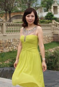 高贵的熟女知风姐性感礼服露美肩