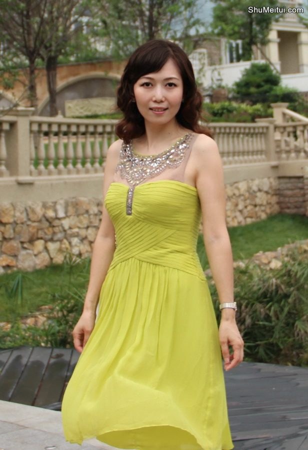 高贵的熟女知风姐性感礼服露美肩[第2张/共5张]