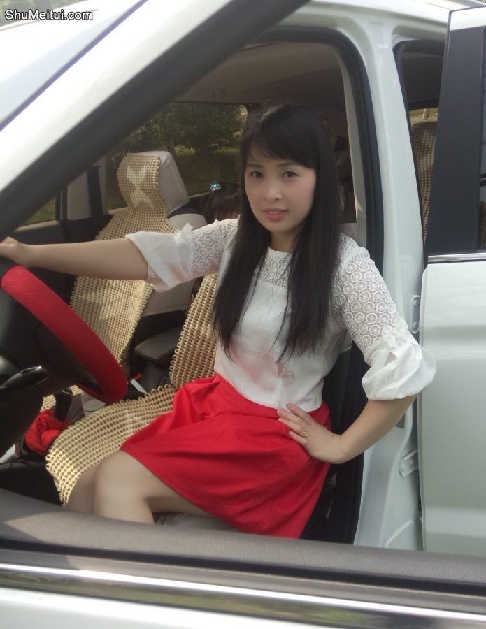 轻熟美人魏大姐又来一波，白衣红裙很是惹眼哦[第3张/共10张]