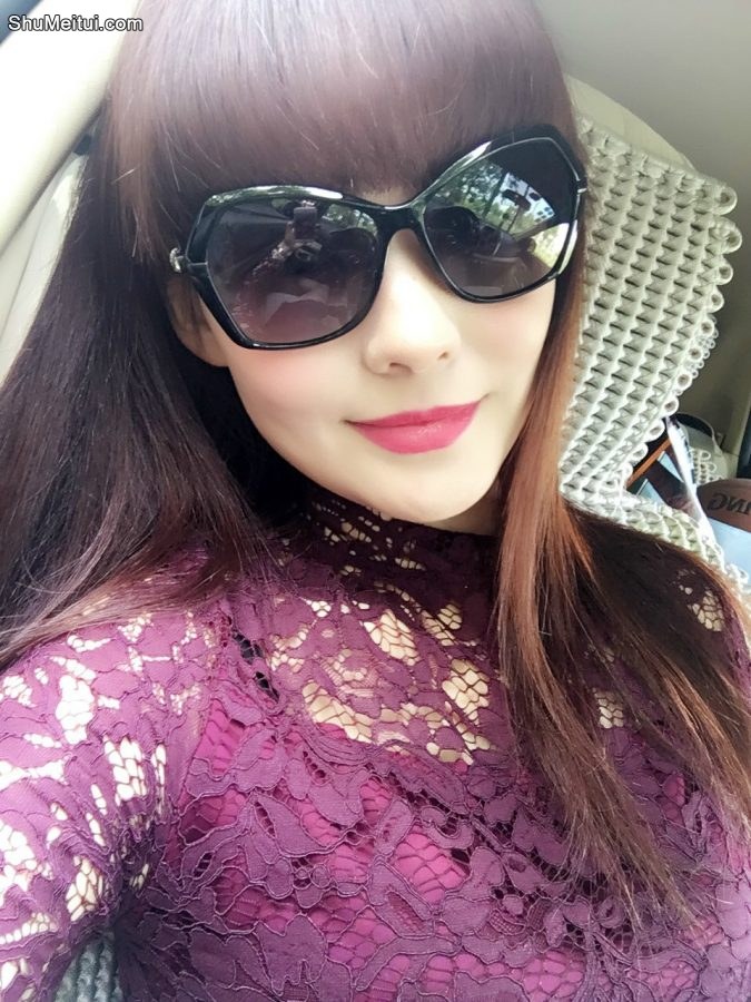 性感的长发嫂子在私家车旁边拍的生活照[第12张/共13张]