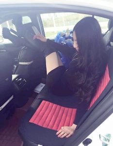 小姐姐好诱人，车内秀皮靴美腿