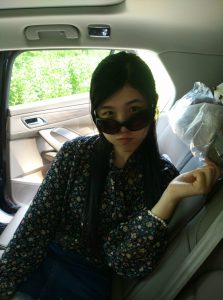 碎花短裙长腿美女保养得真不赖，兄弟们讨论讨论